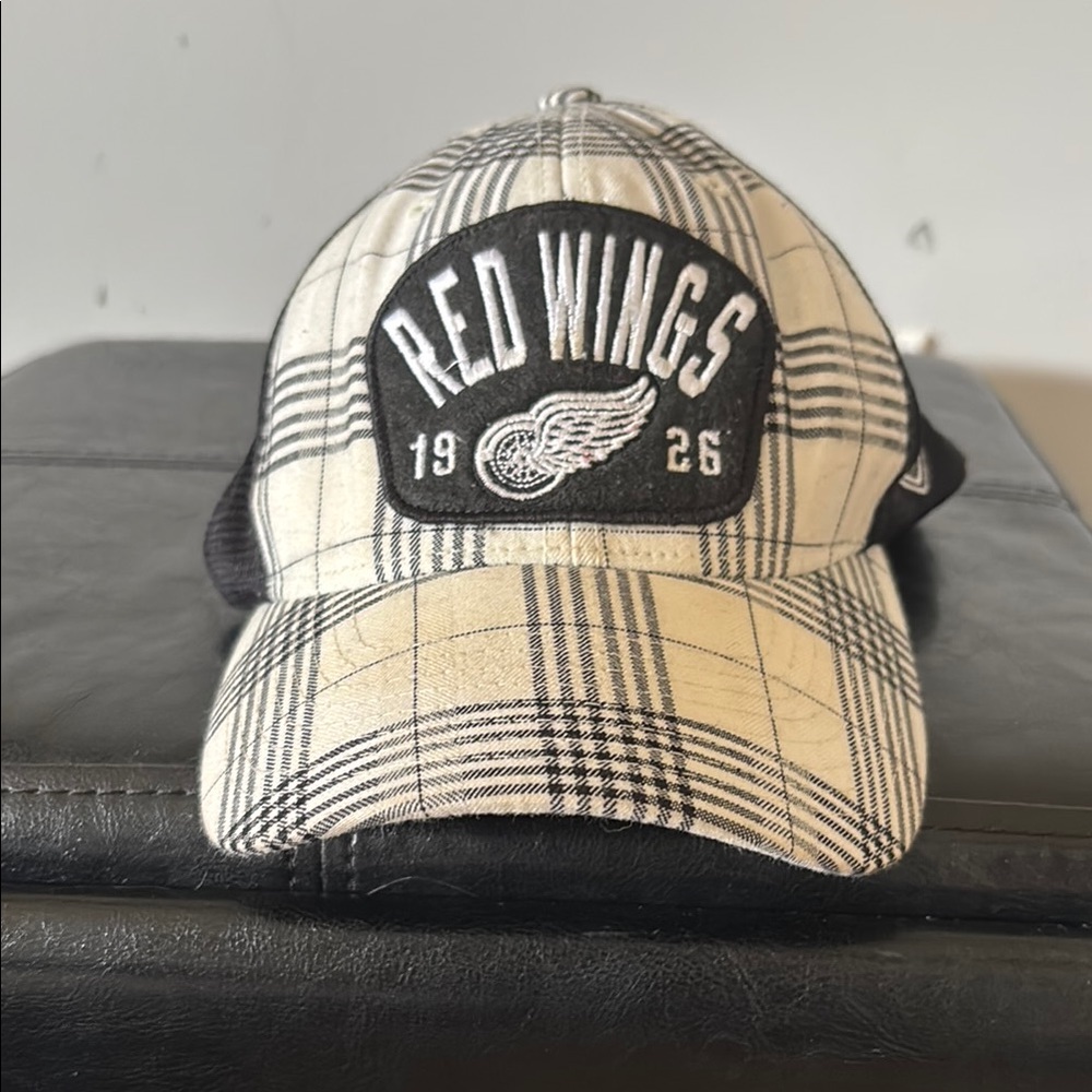 NHL Black Plaid Hat with Red Wings Logo flex fit